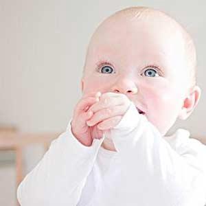 两个月的宝宝吃手怎么办_圈子话题_快速问医