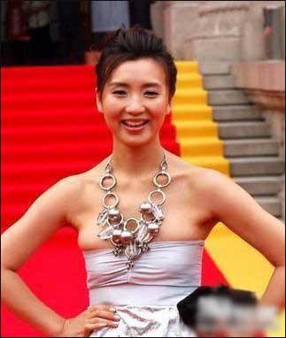 陈好,大胸是要挤的,但不是这么挤的.蔡依林,不好意思认你了.